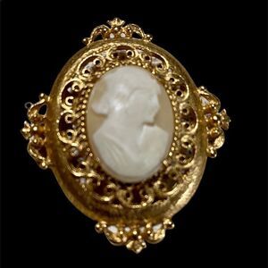 Vintage 1950s Florenza Cameo Brooch